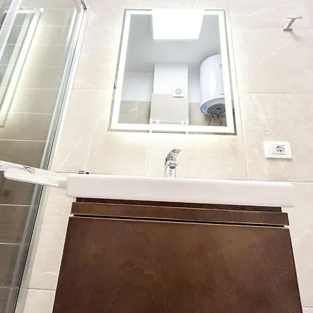 Supreme 792 Apartment *